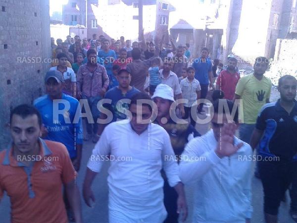 أهالي إحدى قرى “دمياط” يحتفلون بالإفراج عن اثنين من معتقليهم