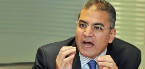 سلطان يستشهد بتغريدة حول احتجاز ضباط معارضين للانقلاب