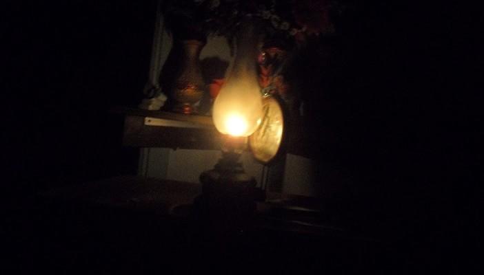 غزة علي أضواء الشموع.. حياة لا تطاق باجتماع الحَر والظلام