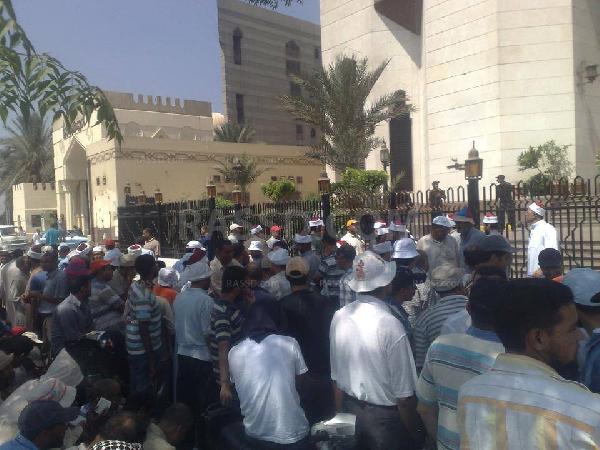 العشرات أمام مشيخة الأزهر اعتراضًا على مواقف الطيب