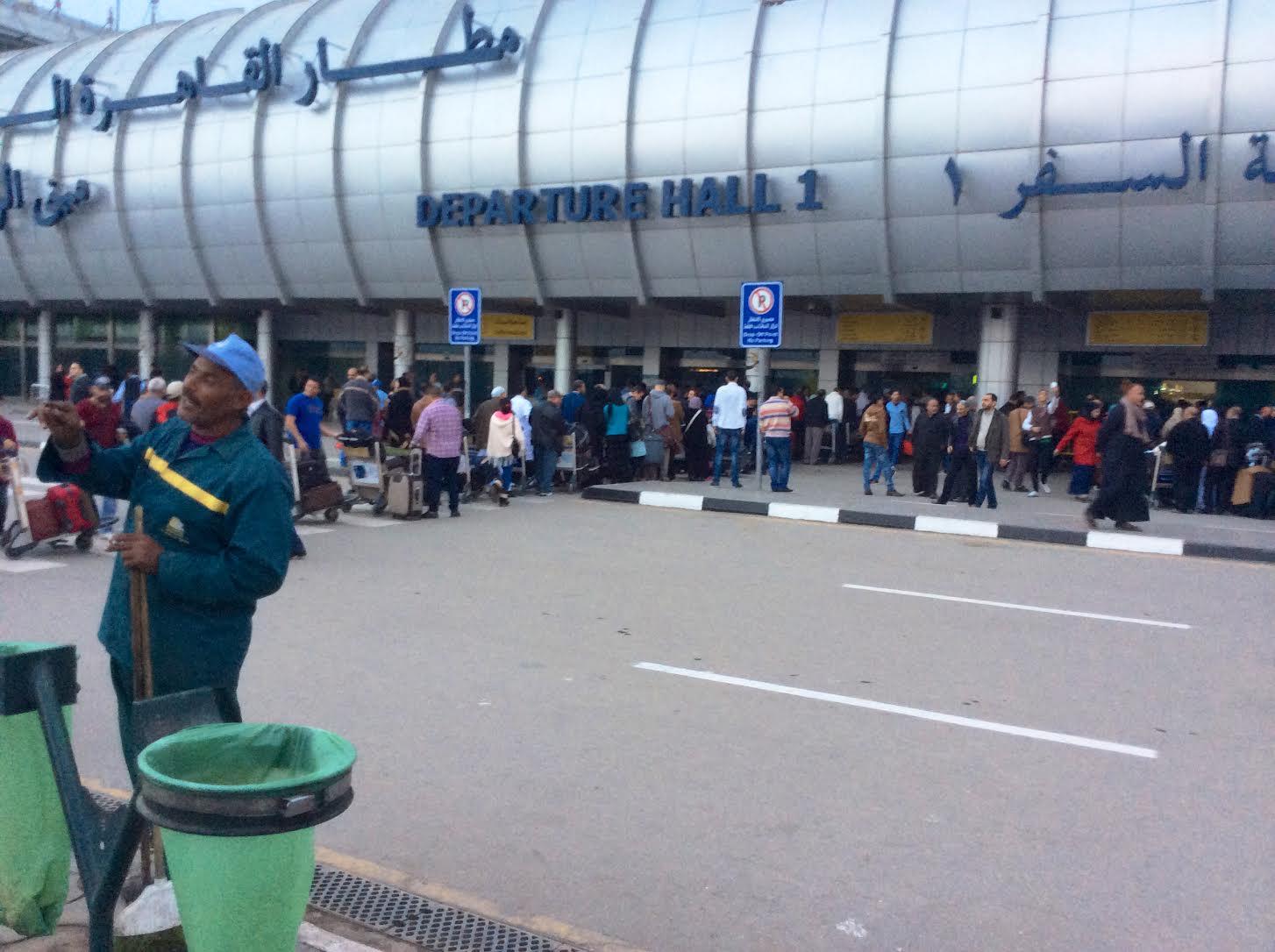 بالفيديو.. اشتباكات بمطار القاهرة.. ونشطاء: سوق العبور الدولي