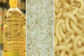 المصريون يقضون العيد في رحلة البحث عن السكر والزيت