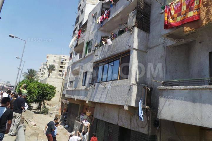 أهالي الخلفاوي يوزعون زجاجات المياه على مؤيدي الشرعية