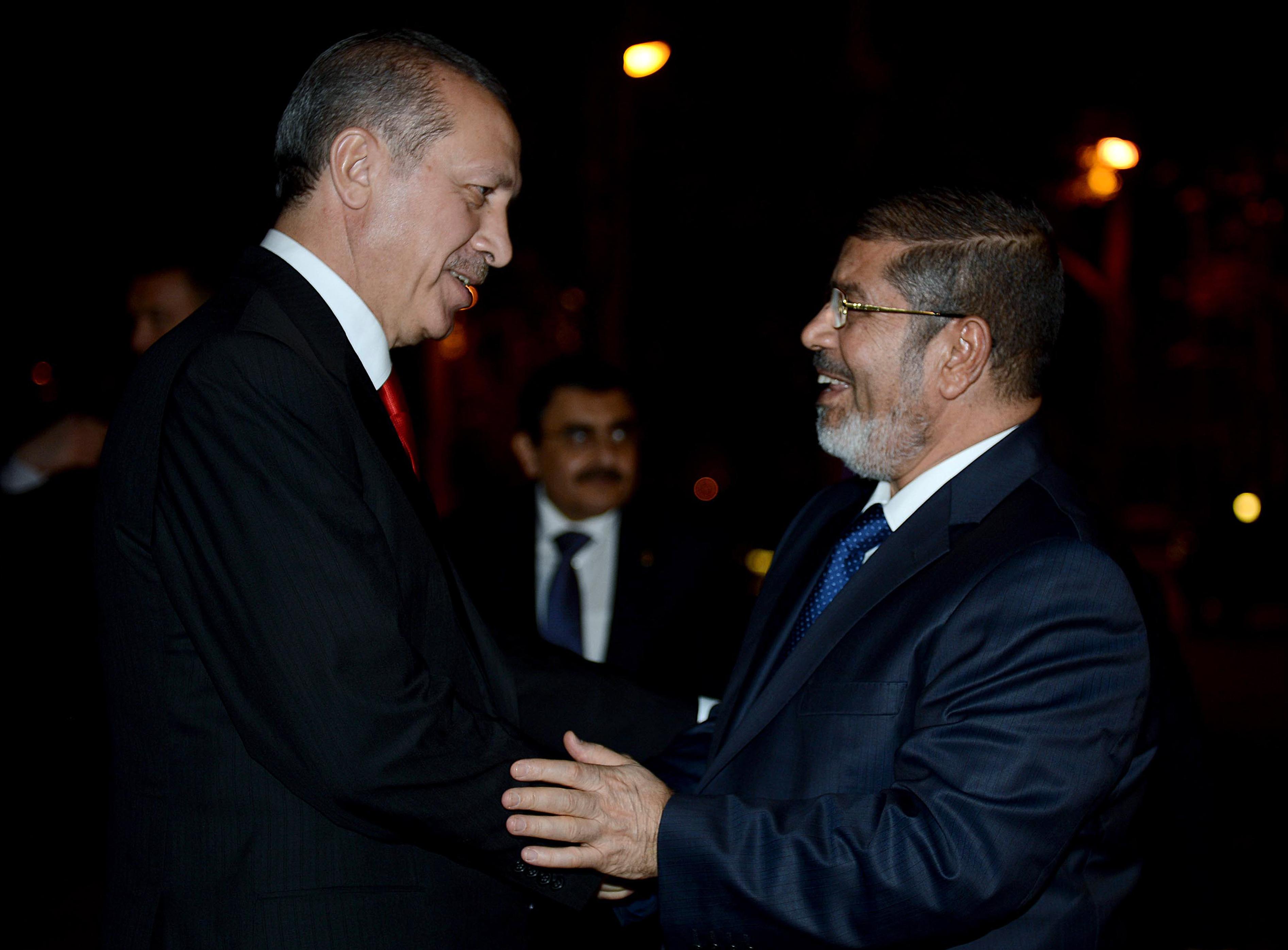 بين شعبين ورئيسين