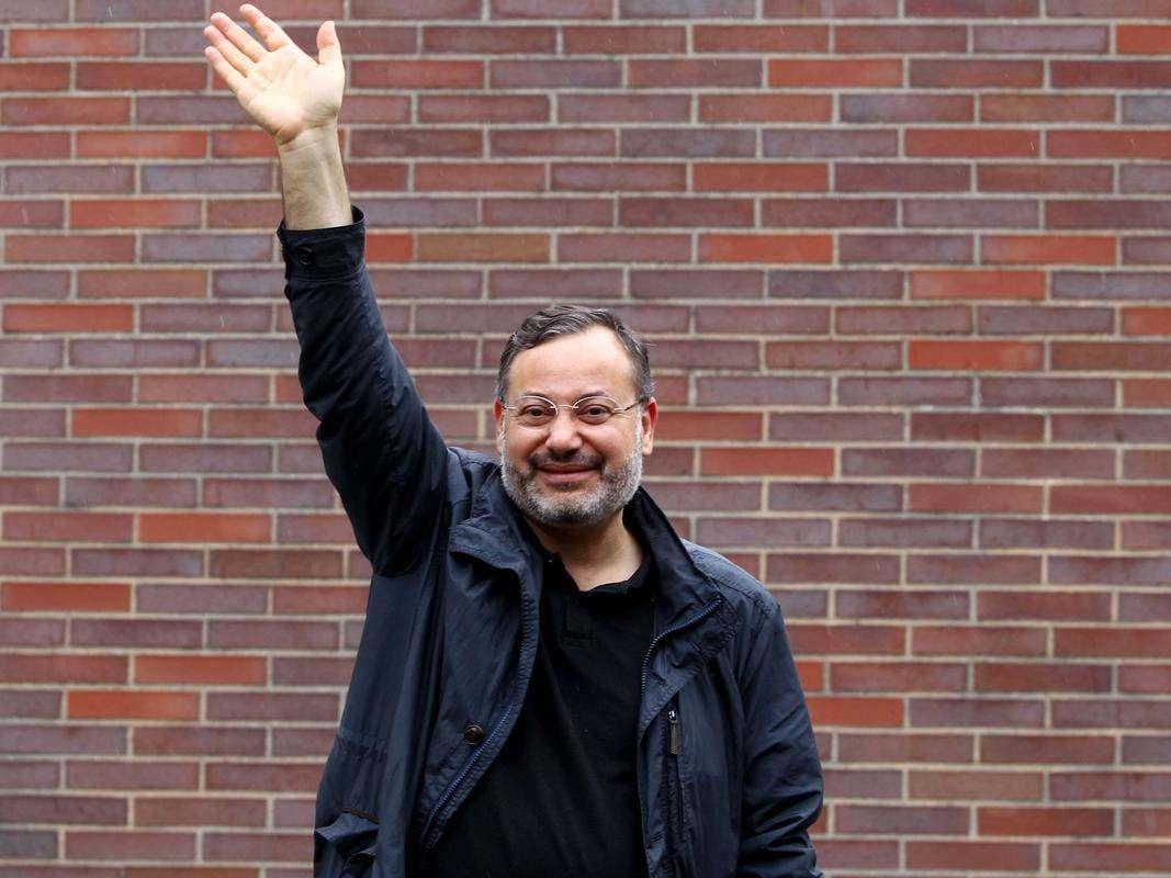 أحمد منصور ورافعو قميص مرسي!!