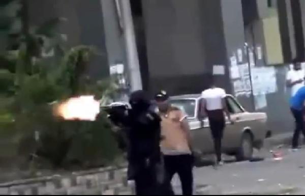 بالفيديو..ضابط يرسم الثالوث المسيحي بعد قتل انصار مرسي