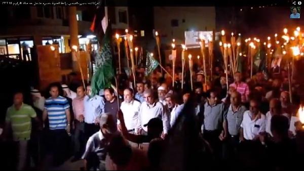 فيديو..مظاهرة بالشموع بفلسطين للتنديد بمجازر السيسي