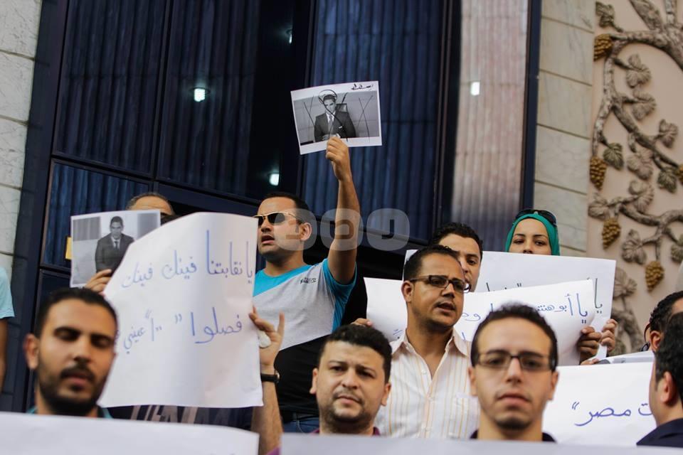 وقفة للصحفيين المفصولين تعسفيا بموقع دوت مصر على سلالم النقابة