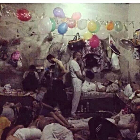 المعتقلون يحتفلون بعيدهم وينتصرون على السجان