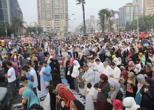 صدمة بعد مشاهد وقوف الرجال بجوار النساء في صلاة العيد