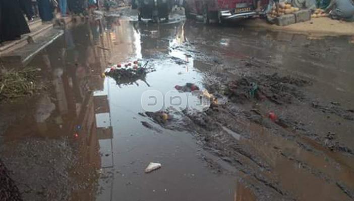 بالصور.. وزارة الداخلية تكسر ماسورة مياه بالفيوم