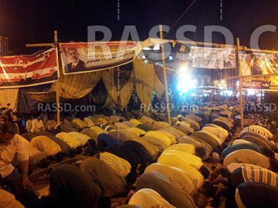 الآلاف من رافضي الانقلاب يؤدون صلاة التراويح بميدان الساعة بقنا