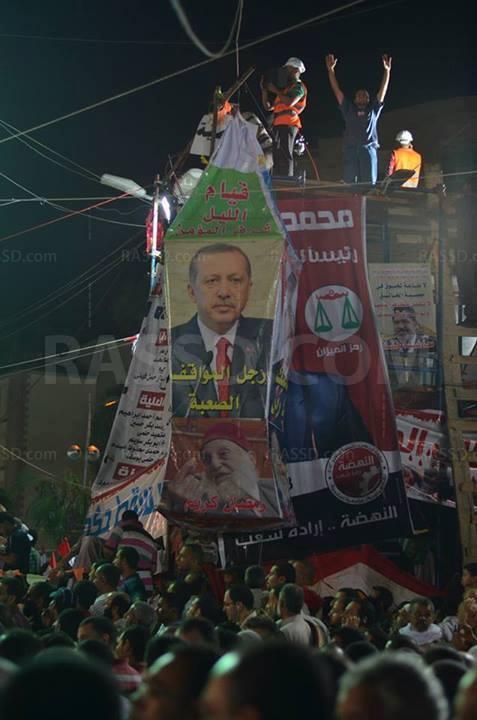 صورة أردوغان تكسو فانوس رمضان بميدان رابعة