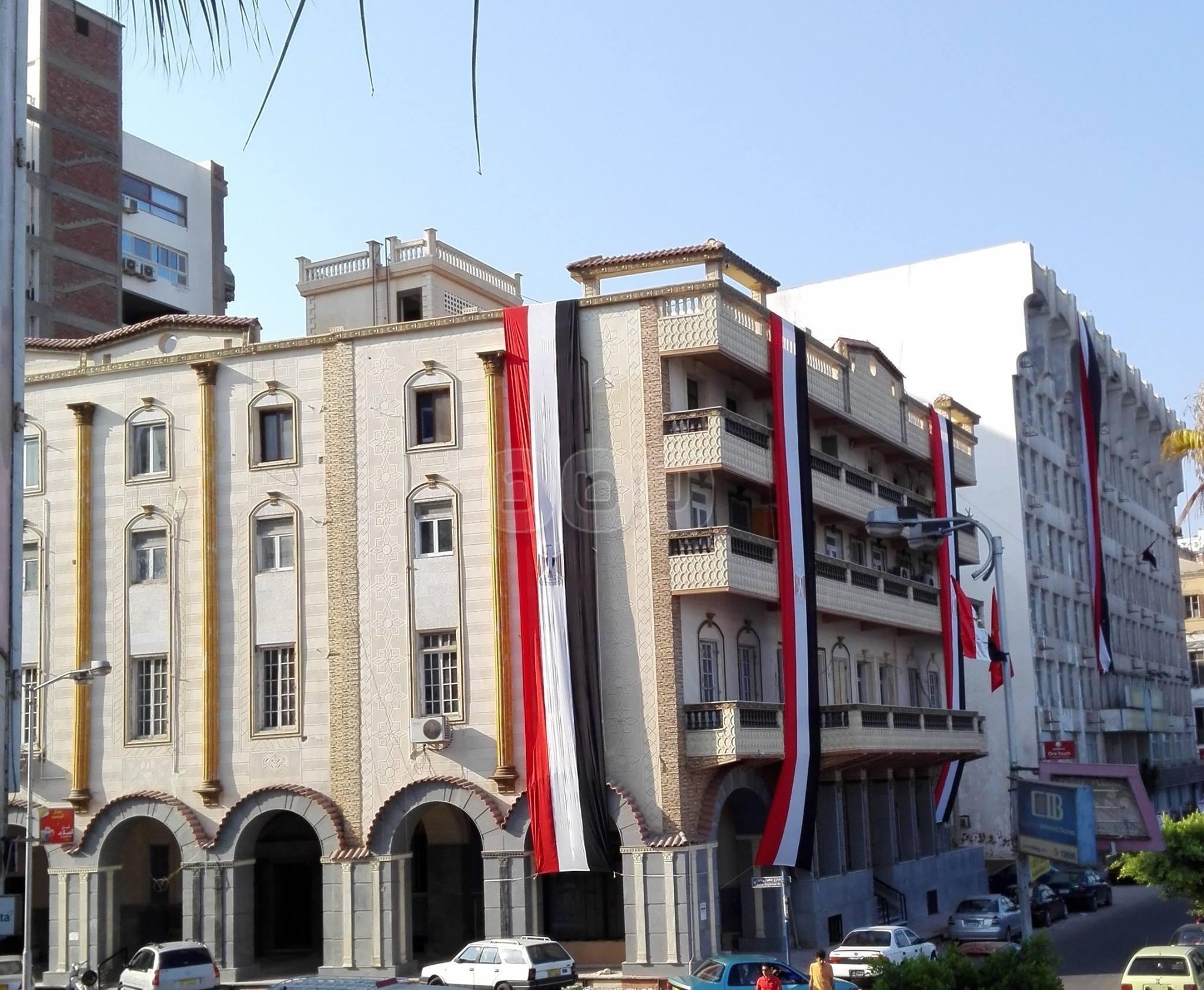 تعليق أعلام مصر علي المباني المطله علي المجرى الملاحي لقناة السويس