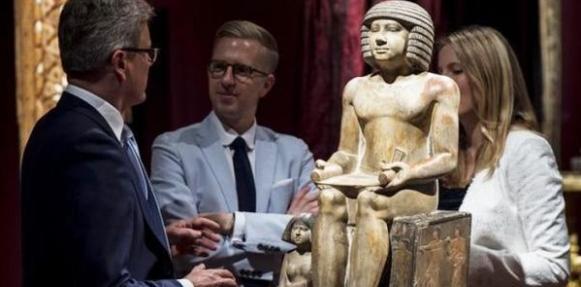 الآثار تعلن بيع تمثال “الكاتب المصري” في مزاد ببريطانيا