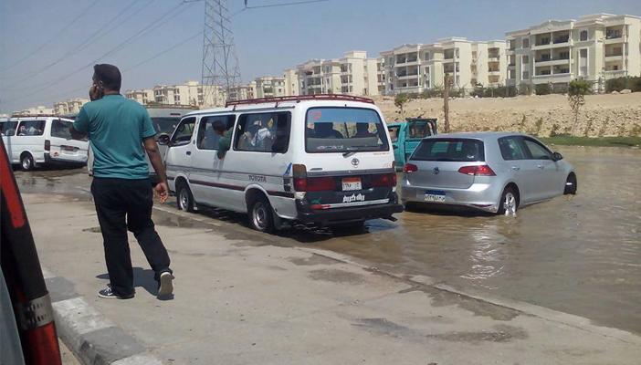 توقفت الحركة المرورية في الشيخ زايد بالجيزة بعد انفجار ماسورة مياه