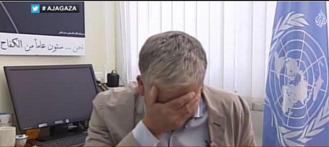 فيديو..مسؤول بالامم المتحدة يبكي على الهواء بسبب مجازر غزة