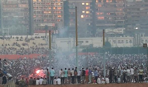 اقتحام جماهير الزمالك للمبنى الإداري وخروج اللاعبين من الباب الخلفي