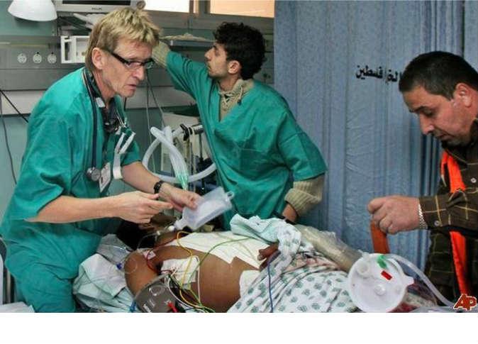 “مادس جلبرت” .. نرويجي شيوعي يضمد جراح أهل “غزة”