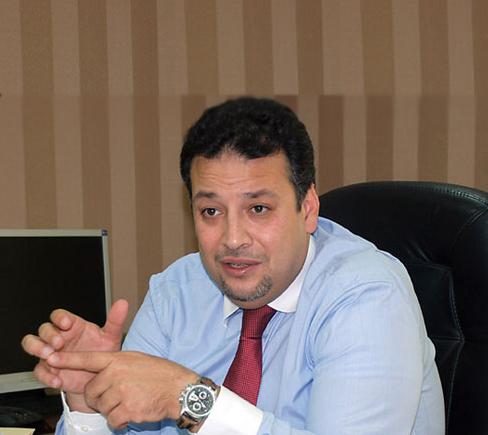 حاتم عزام: انشغال الجيش بالسياسية يهدد الأمن القومي