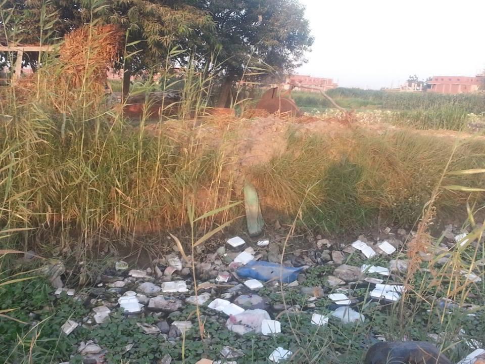 بالصور.. أهالي أبو حماد: مياه الري أصبحت مقلبًا للقاذورات والنفايات