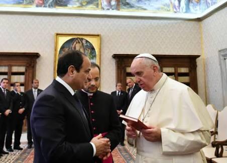 “نشطاء” يقارنون بين تصريحات بابا الفاتيكان والسيسي حول الإسلام