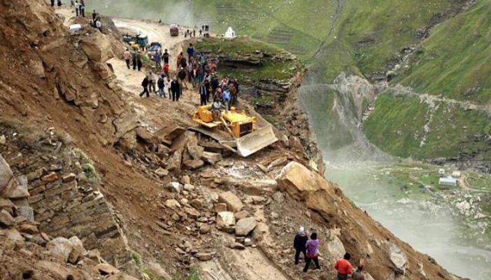 انهيار أرضي بالهند يسفر عن 20 قتيلا