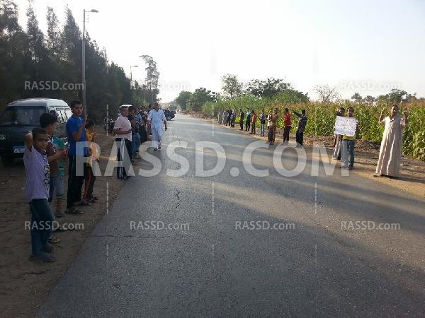 سلسلة بشرية على طريق “أشمون – أبو يوسف” بالمنوفية