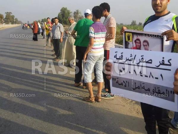 سلسلة بشرية في “كفر صقر” بالشرقية رفضًا للانقلاب