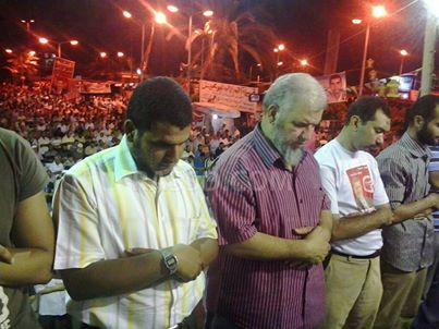 عاطف عبدالرشيد يؤدي صلاة القيام بميدان النهضة