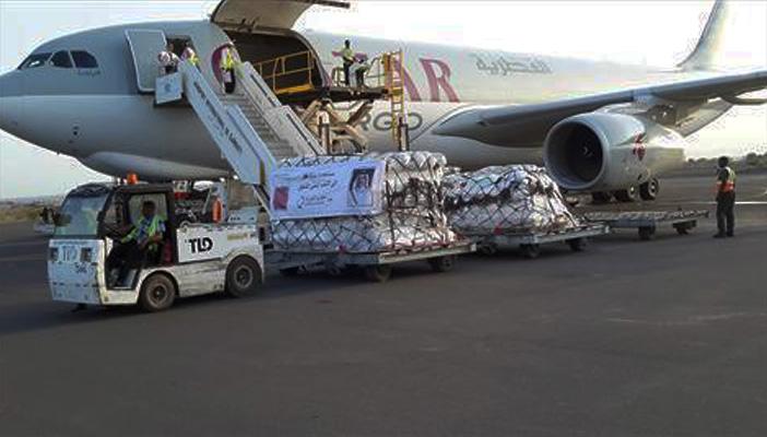 بالصور.. قطر تقدم جسر مساعدات جوية إلى اليمن