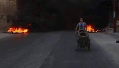 ” الإطارات المحروقة” سلاح أطفال حلب ضد جيش بشار