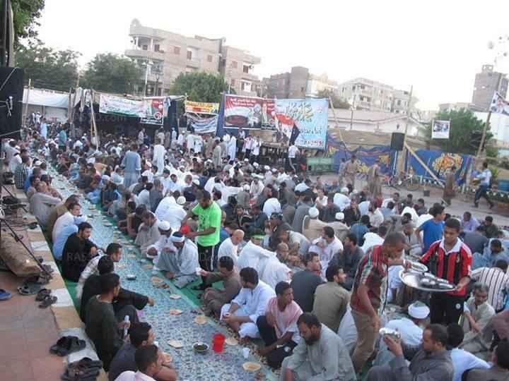 القناويون يفطرون في الميدان استعدادا للتظاهر بعد التراويح