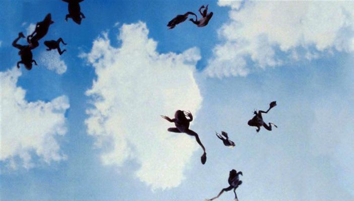 من العناكب إلى الدماء.. بالفيديو.. أشهر 10 أمطار تسقط من السماء