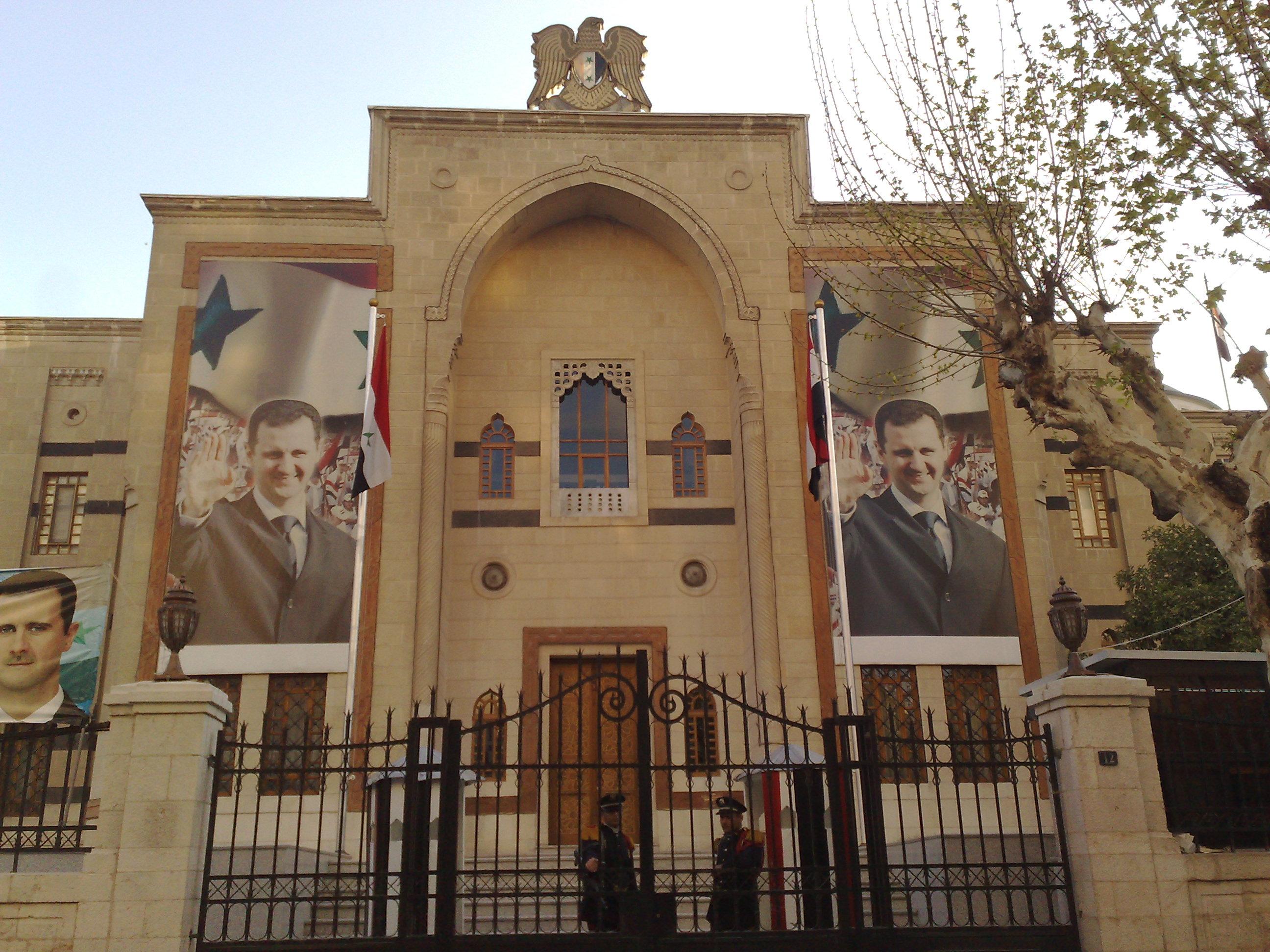 روسيا تطالب بحذف لفظ الجلالة من القَسم السوري و”العربية” من اسم الدولة