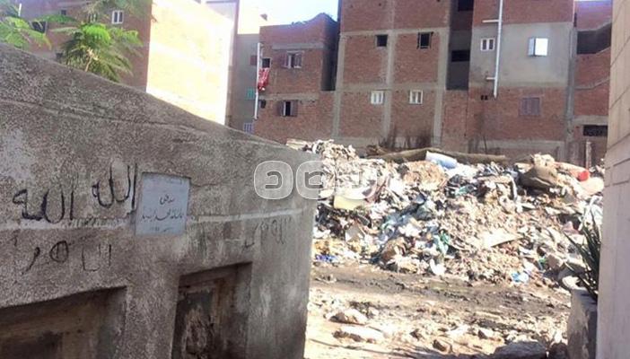 بالصور.. مياه الصرف تغرق مقابر “عوارة” بطنطا