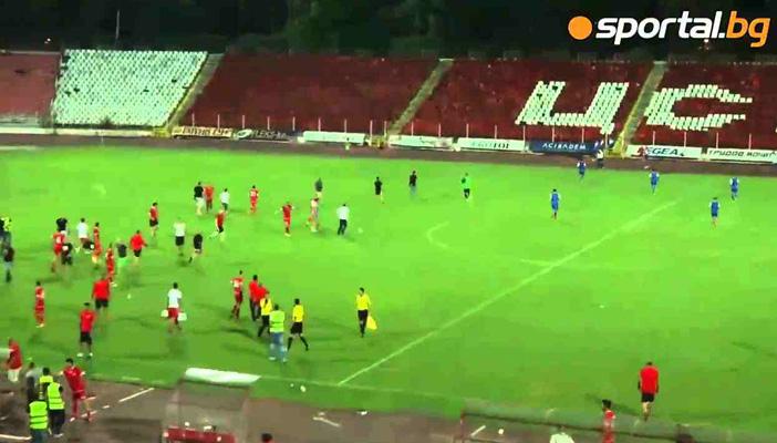 بالفيديو.. جماهير صوفيا البلغاري تطرد لاعب “إسرائيلي” من أرض الملعب