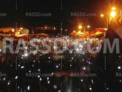 متظاهرو النهضة يرفعون هواتفهم المحمولة تعبيراً عن سلميتهم