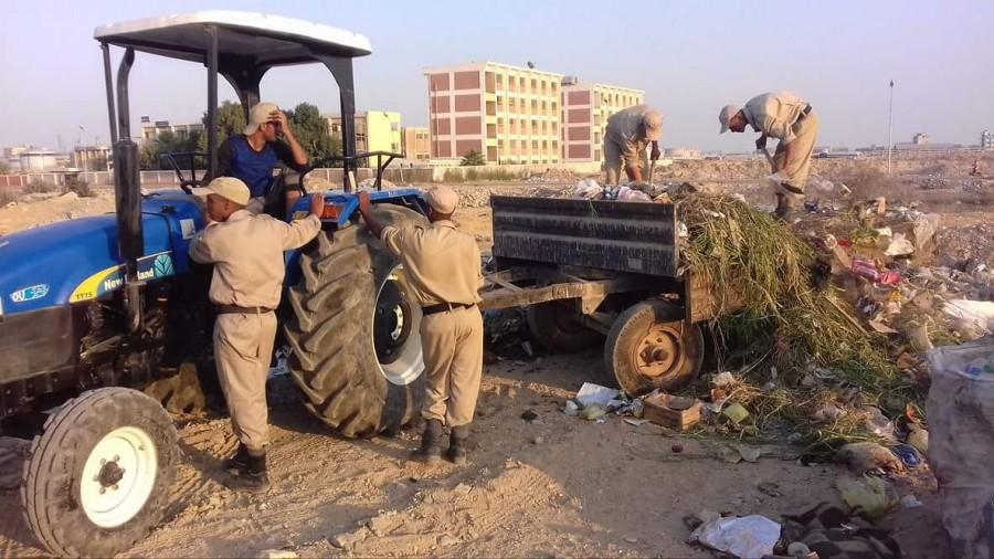 بالصور.. افراد أمن السويس تلقي بالقمامة بأماكن مخصصة لحدائق عامة