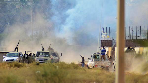 هزيمة “حفتر” تعجل بتدخل عسكري من الجزائر والانقلاب في ليبيا