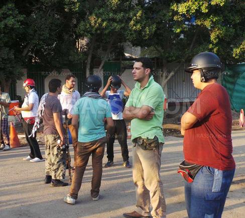 انتشار معتصمين عند مداخل رابعة عقب اقتراب المدرعات