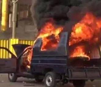 مجهولون يشعلون النيران بسيارات “بوكس” أمام قسم مينا البصل