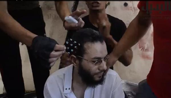 فيديو..بلطجية يخطفون الشيخ محمود شعبان بالتحرير