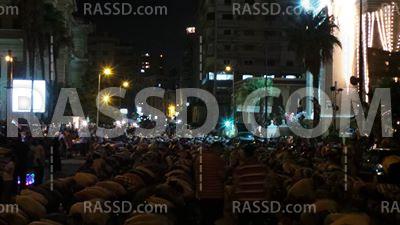 مؤيدو”مرسي” يؤدون صلاة القيام بـ«القائد ابراهيم»