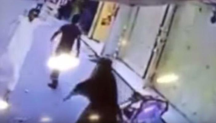 بالفيديو.. فتاة سعودية تلقن متحرشًا درسًا قاسيًا بـ”العصا”