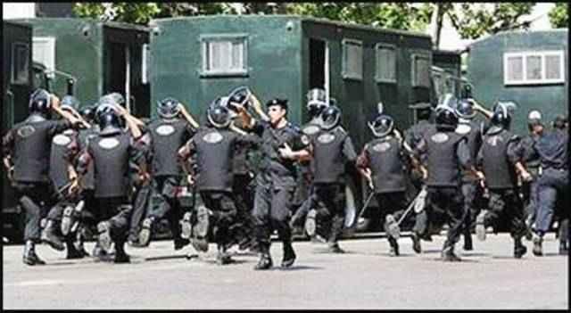 اعتقال مواطن وضربه بعد وقوع حادث مع سيارة أمن مركزي