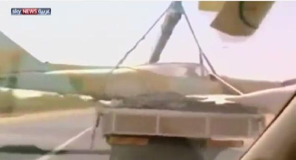 فيديو | ليبي يستولي على طائرة حربية تابعة لـ”حفتر” وينقلها لبيته