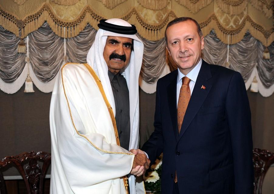 بعد الانقلاب الفاشل.. حمد بن خليفة أول مسؤول يزور تركيا لدعم اردوغان