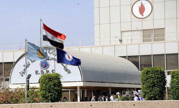 “هيئة البترول” تعترف رسميا بسعيها للاقتراض لسداد الشركات