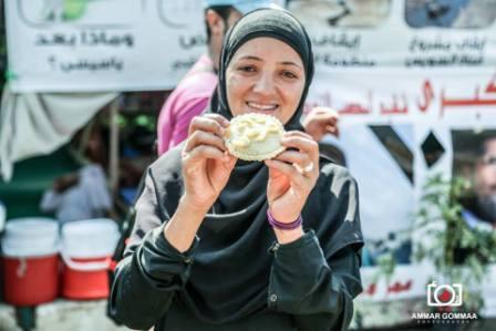 مسيرة بـ”كعك الثورة”  في ميدان رابعة